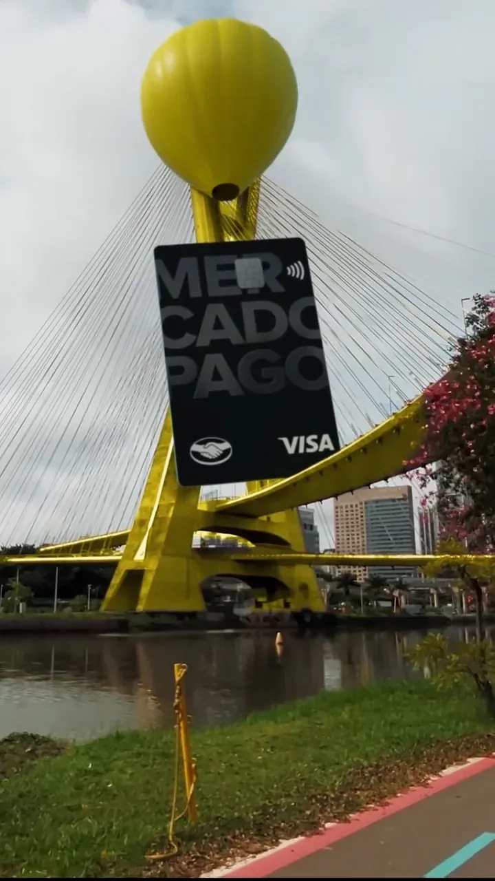FOOH: cartão Mercado Pago Visa gigante suspenso por balão amarelo na Ponte Estaiada em São Paulo