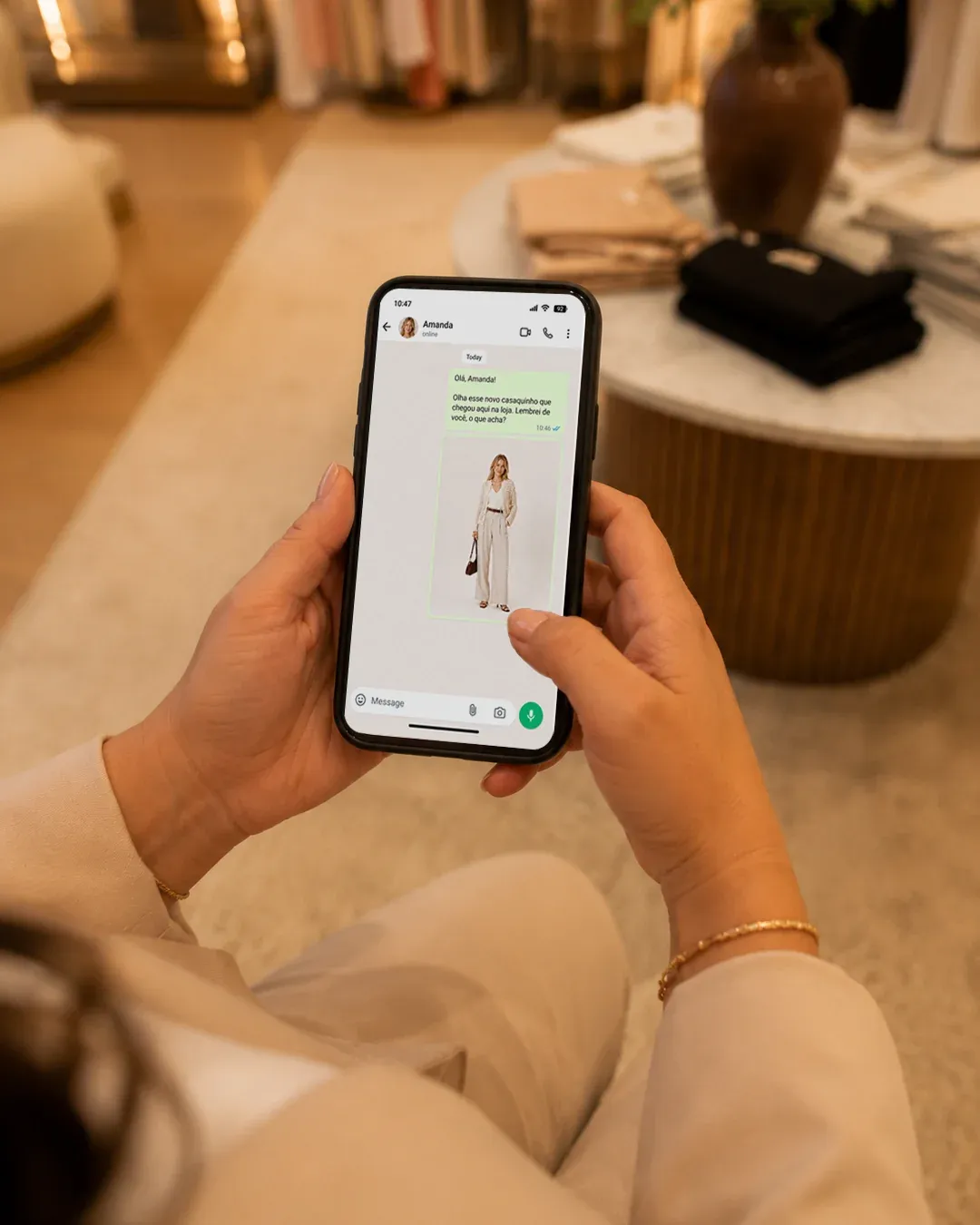 Provador virtual (mK Fashion): conversa no WhatsApp com vendedora enviando foto de look de roupa pra cliente
